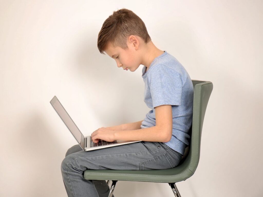 Niño con una postura inadecuada