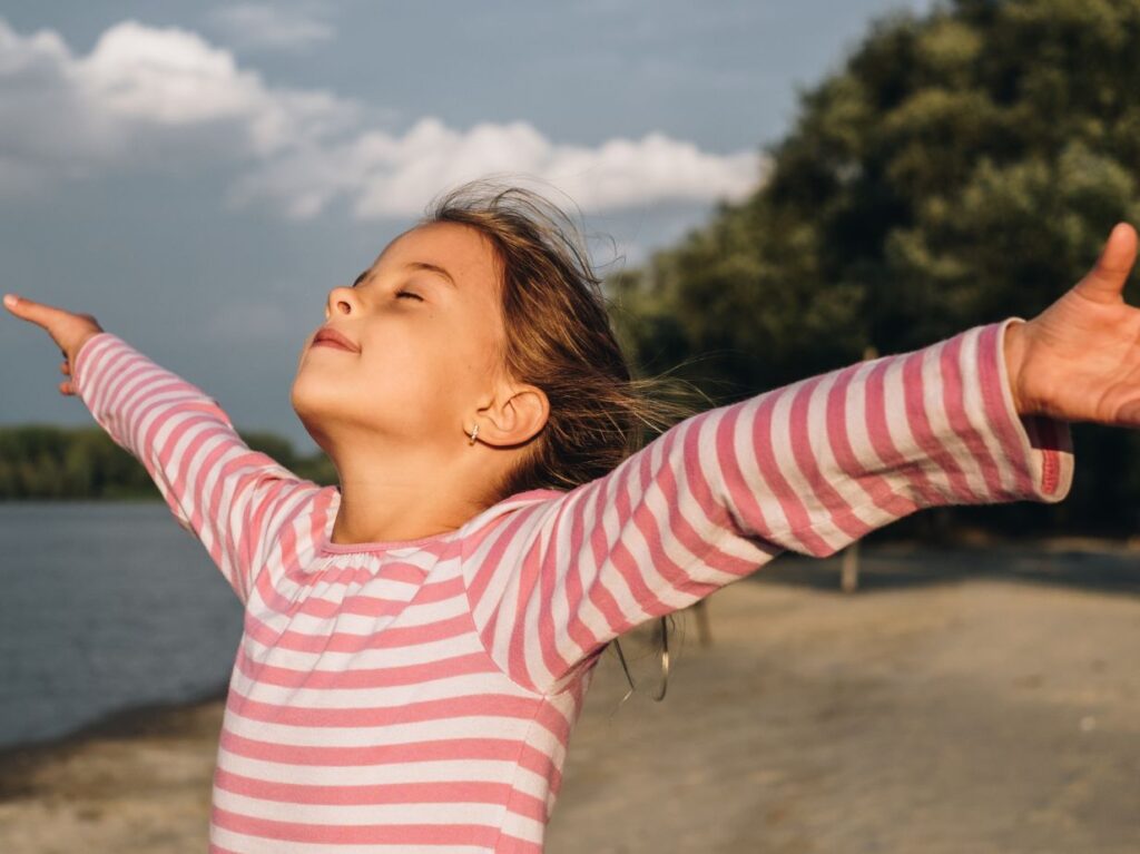 Una niña respirando de manera consciente