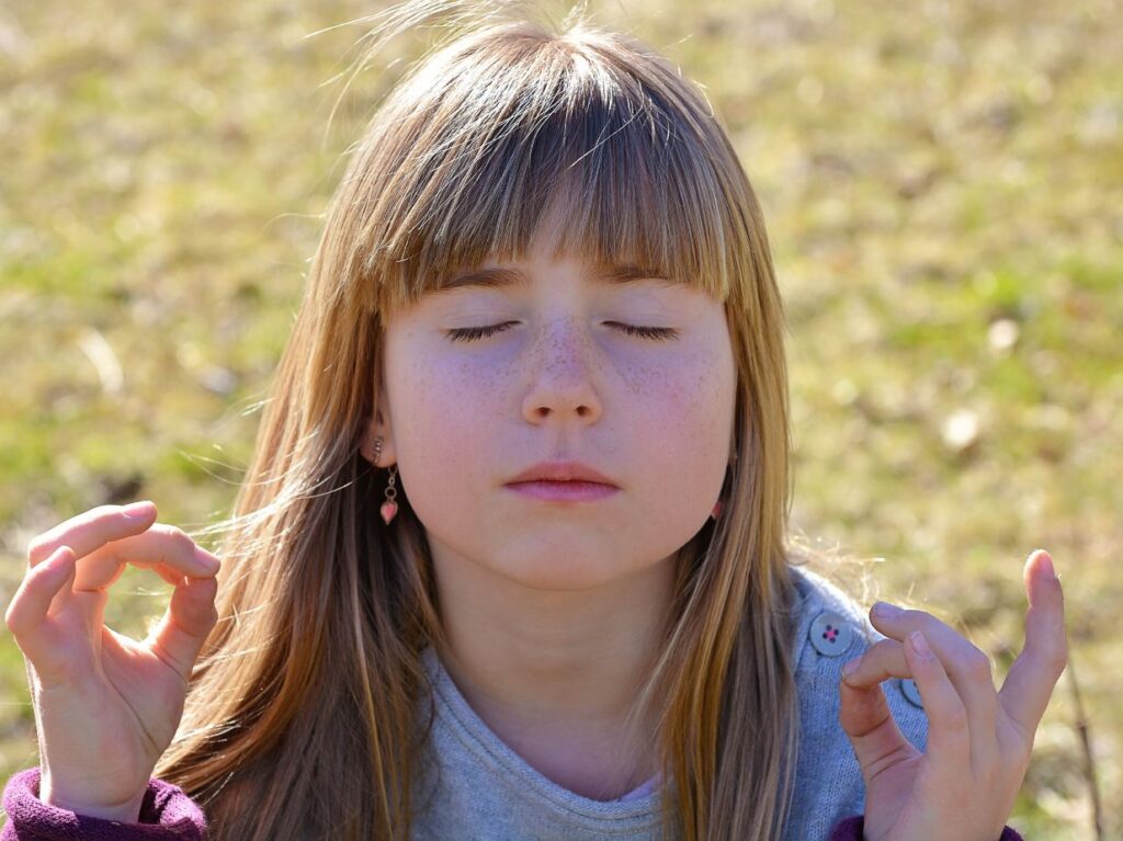 Una niña respirando de manera consciente. 
