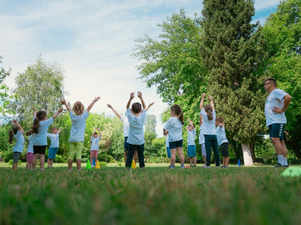 Niños practicando deporte