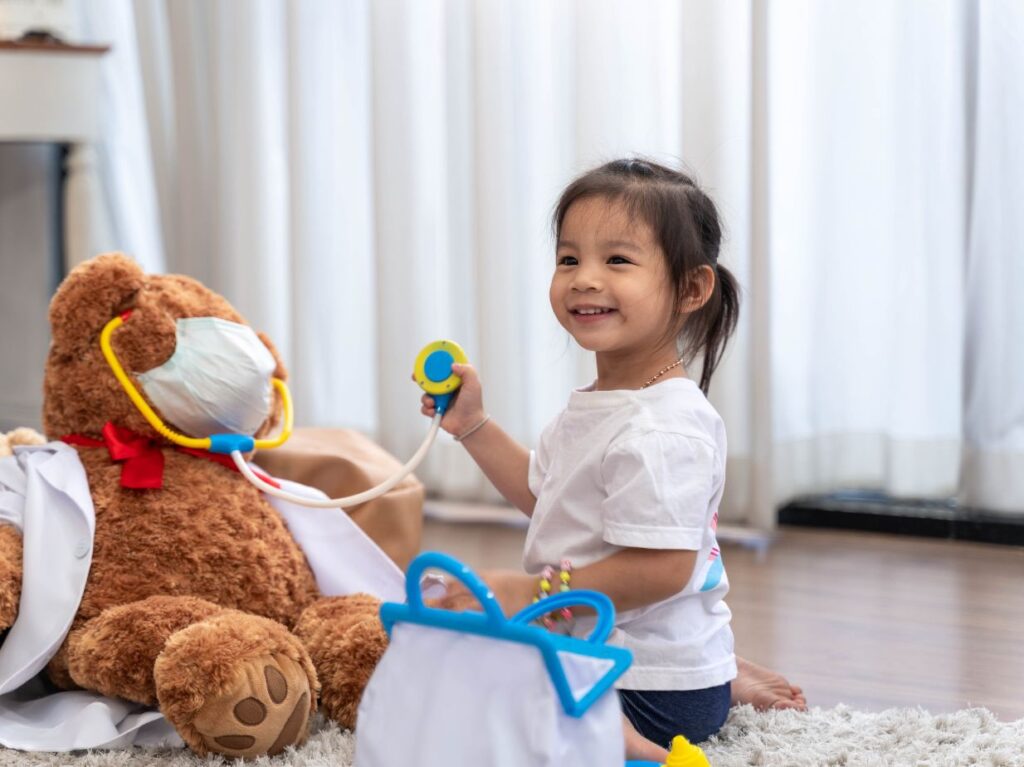 Niña jugando al doctor, pues su padres entienden la Importancia del juego simbólico en el desarrollo infantil