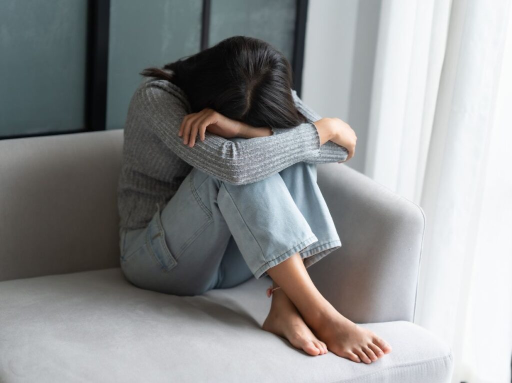 Una niña que muestra señales de estrés infantil y quiere saber cómo prevenirlo