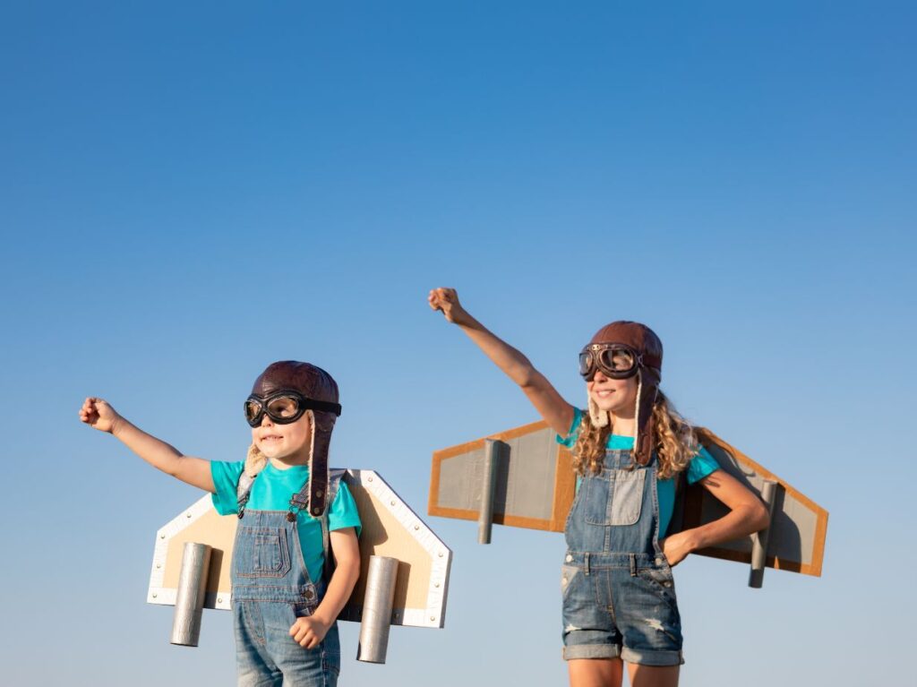 Niños que simulan estar volando, porque tienen muy biena autoestima