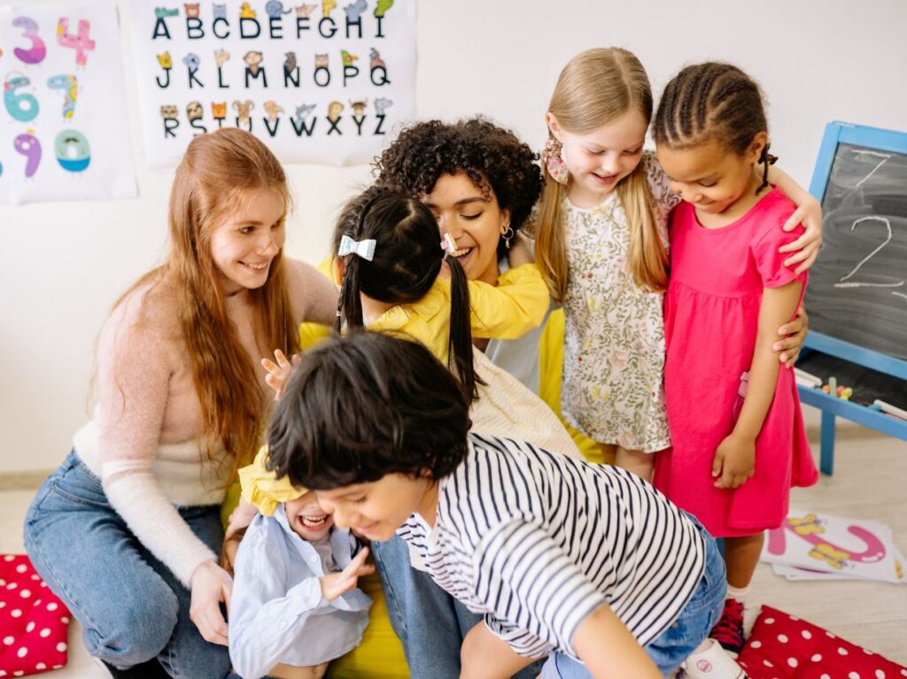 Niños practicando actividades para mejorar su calidad social