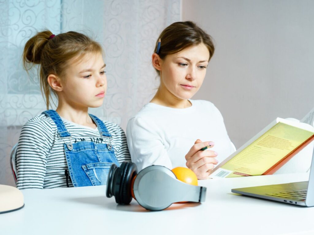 Niña practicando una actividad que le ayuda concentrarse