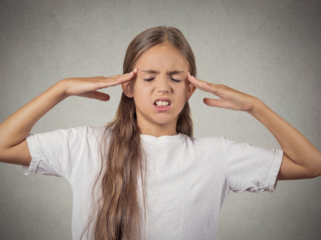 Niña que necesita ayuda para manejar la frustración en el juego