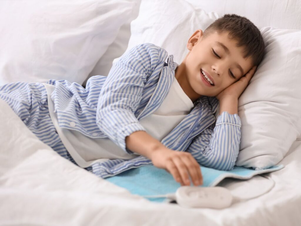 Un niño descansando en su cama