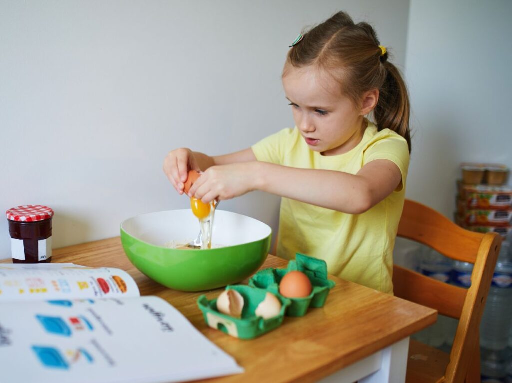 Una niña independiente haciéndose el desayuno