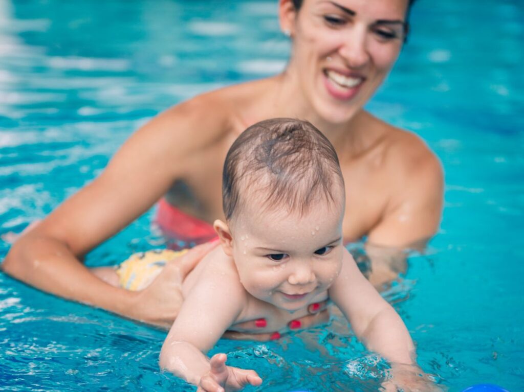 Una mamá que sabe cómo ayudar a su bebé a sentirse seguro en el agua