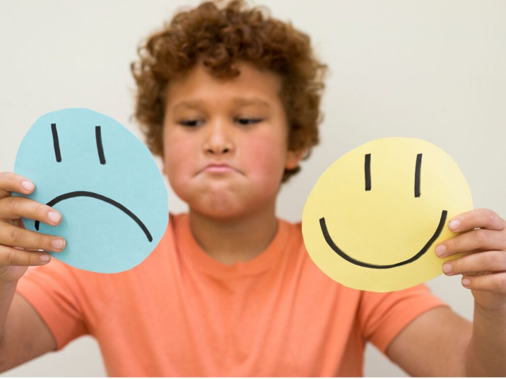 Un niño que goza de beneficios del ejercicio en la regulación emocional infantil